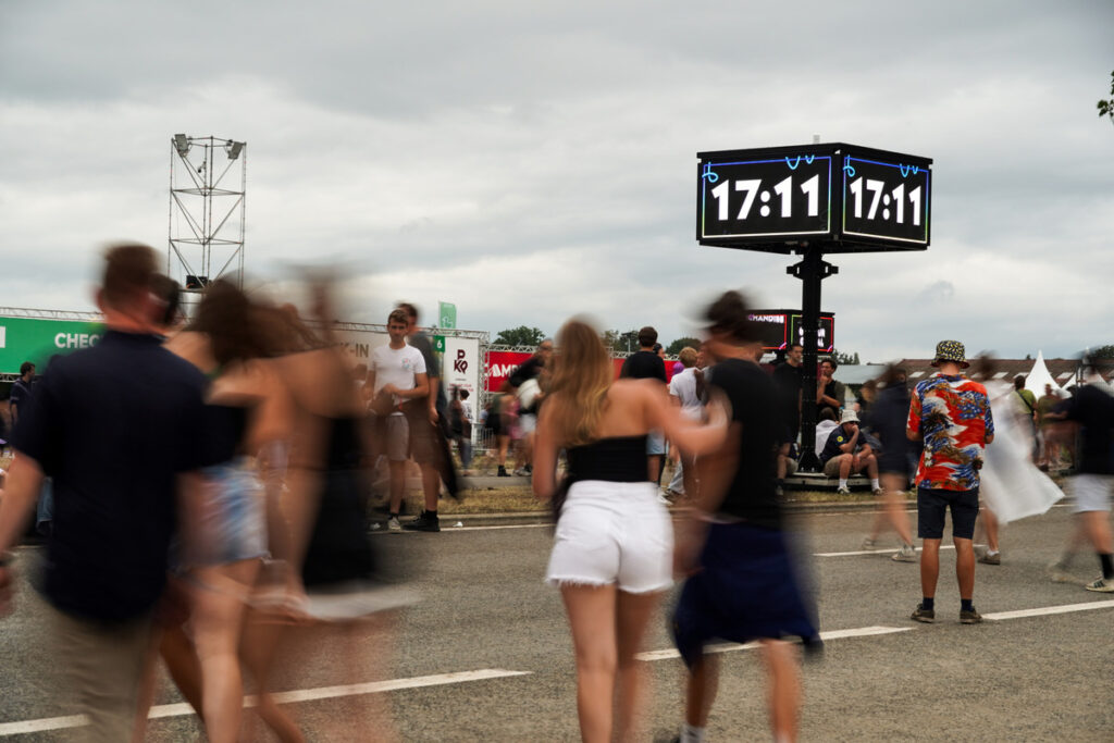 Écran numérique Crowd Beacon au festival Pukkelpop. L'écran surplombe la foule.