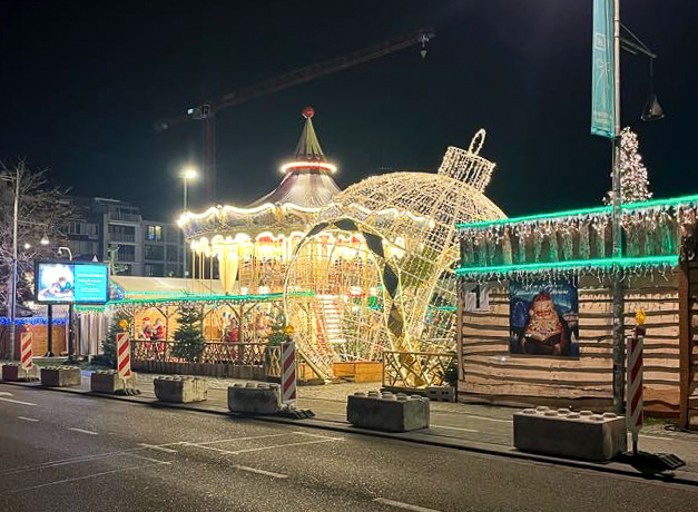 Decoratie in de vorm van een gigantische kerstbal, gemaakt uit kerstlampjes, aan de ingang van Winterland Hasselt