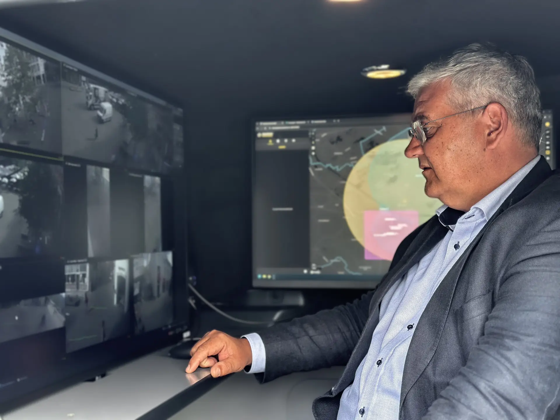 Le maire visionne les images des caméras depuis le centre de commandement mobile