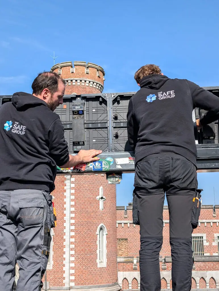 twee mannen installeren een LED-scherm