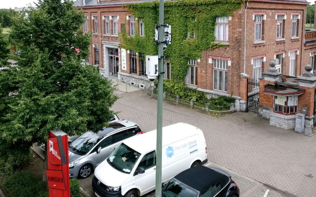 Mobiele camera op verlichtingspaal in stedelijke omgeving
