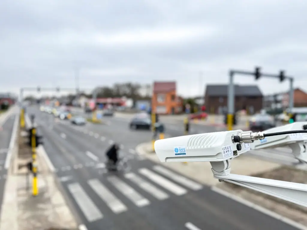 Une caméra ANPR surveille un carrefour à plusieurs voies de circulation